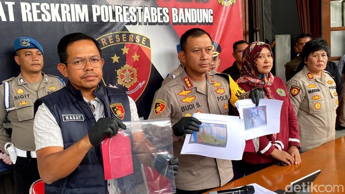 Kapolrestabes Bandung Kombes Budi Sartono saat menunjukkan CCTV