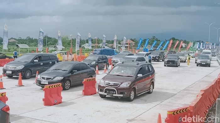 Kepadatan arus lalu lintas di GT Prambanan, Klaten, Sabtu (28/12/2024).