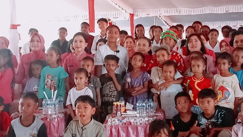 Ketua Umum Bhayangkari, Juliati Sapta Dewi Magdalena, merayakan Natal bersama pengungsi erupsi Gunung Lewotobi Laki-laki di Desa Kobasoma, Flores Timur, NTT, Sabtu (28/12/2024). (Yurgo Purab/detikBali)