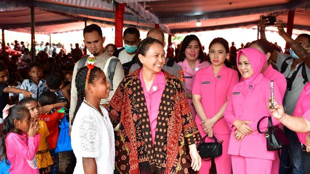 Ketum Bhayangkari, Juliati Sigit Prabowo merayakan Natal bersama korban erupsi Gunung Lewotobi