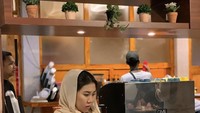 Diberi nama usaha Depot Sedjati Coffee, kafe terbarunya di Solo ini tampil modern dan diharapkan bisa jadi tempat nongkrong. Foto: Instagram @kikysaputrii