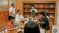 Kedatangan Jokowi sekeluarga ke kafenya cukup membuat Kiky terkejut. Ia tak menyangka mantan Presiden dua periode itu mengunjungi tempat usahanya. Foto: Instagram @kikysaputrii