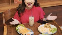 Kiky turut mempromosikan berbagai menu makanan di kafenya. Mulai dari tofu, nasi goreng, lumpia dan cemilan lainnya. Foto: Instagram @kikysaputrii