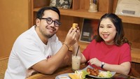 Ditemani sang suami, Kiky mengontrol semua makanan di kafenya sebelum tempat itu dibuka untuk umum. Foto: Instagram @kikysaputrii