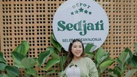 Kiky Saputri tak menyangka Jokowi dan keluarganya bakal mampir di kafe terbarunya di Solo. Ia membagikan kebersamaan Jokowi dan sekeluarga saat makan di kafenya. Foto: Instagram @kikysaputrii