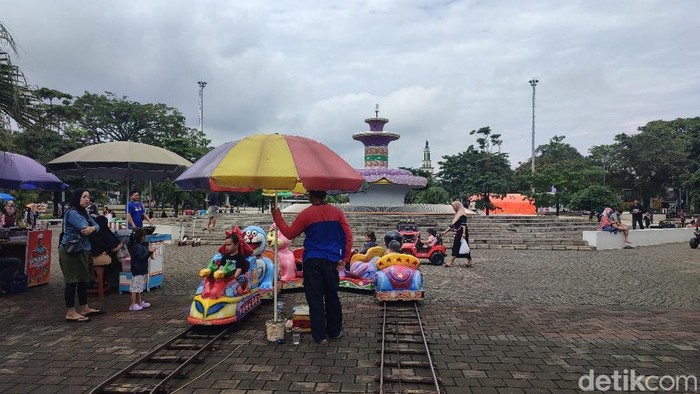 Kondisi Alun-alun Ciamis yang ramai dikunjungi di momen liburan sekolah.