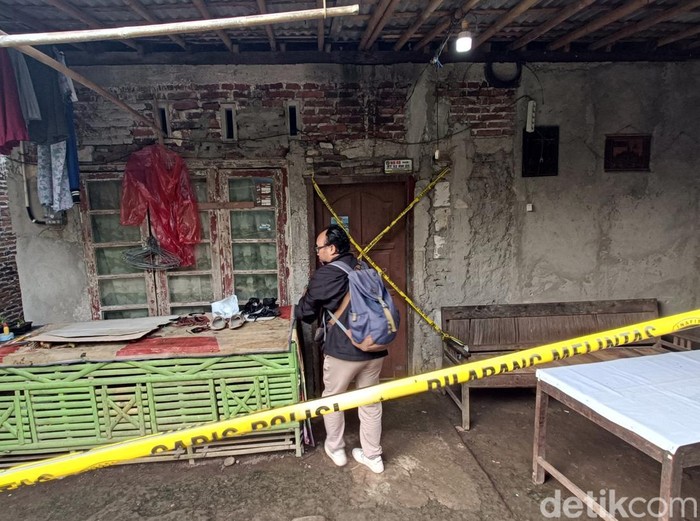 Kondisi rumah tempat dugaan pembunuhan dipasang gari polisi di Grumbul, Sidayasa, Desa Kedungrandu, Kecamatan Patikraja, Kabupaten Banyumas, Sabtu (28/12/2024).