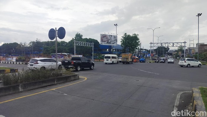 Lalu lintas di Simpang 4 Karanglo yang cukup padat imbas peningkatan kendaraan dari Exit Tol Singosari.