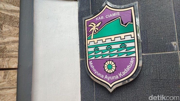 Logo Ciamis yang dominan dengan warna ungu. Pohon bungur banyak dijumpai di Ciamis, seperti di kawasan Islamic Center.