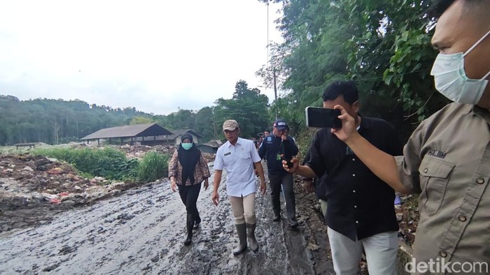 Menteri Lingkungan Hidup Hanif Faisol Nurofiq sidak ke TPA Bakung Bandar Lampung.