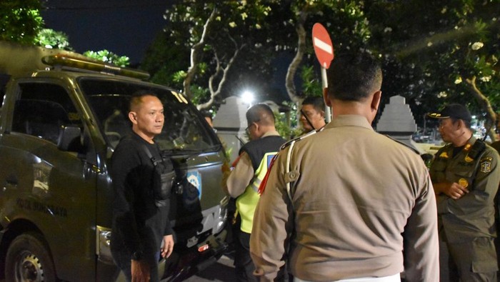 Mobil Satpol PP Surabaya yang kacanya pecah dilempar batu para pemuda pebalap liar saat petugas kejar kelompok gangster.