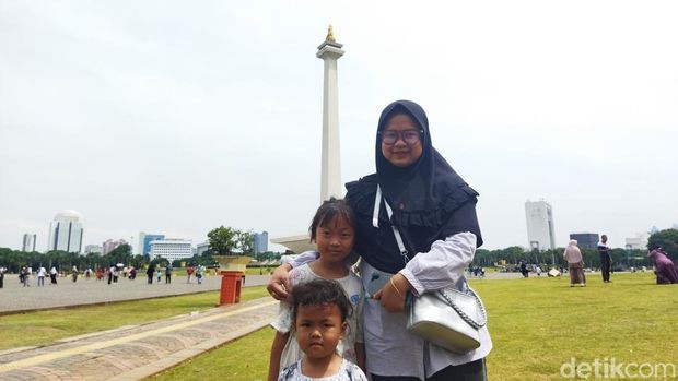 Momen libur Natal dan tahun baru dimanfaatkan warga untuk liburan. Salah satu destinasi yang diincar untuk dikunjungi ialah Monumen Nasional (Monas). (Kurniawan/detikcom)