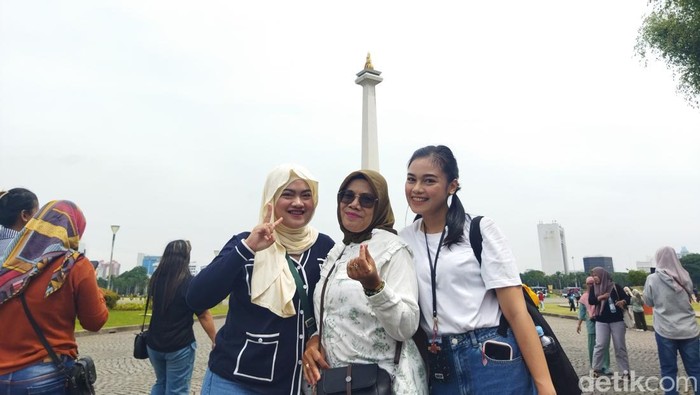 Momen libur Natal dan tahun baru dimanfaatkan warga untuk liburan. Salah satu destinasi yang diincar untuk dikunjungi ialah Monumen Nasional (Monas). (Kurniawan/detikcom)