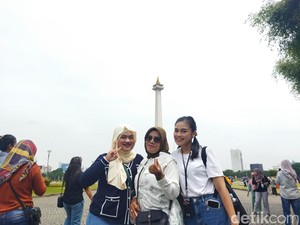 Mereka yang Penasaran Monas Tuh Kayak Gimana