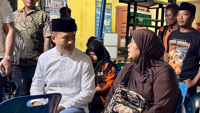 Musa Rajekshah alias Ijeck saat bertemu istri korban di rumah duka