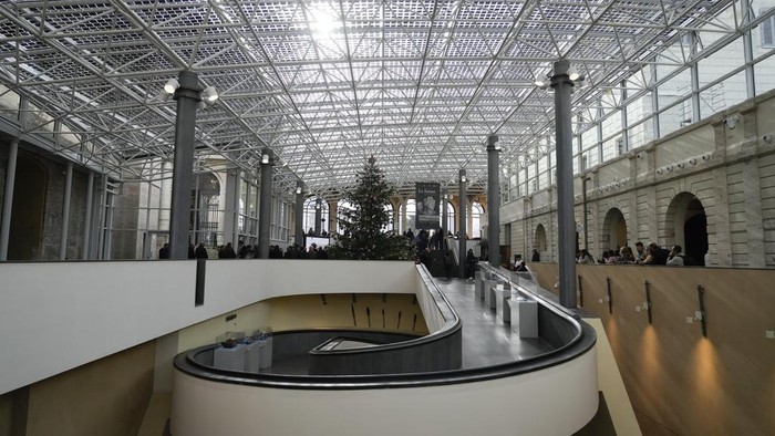 Museum Vatikan yang Kini Gunakan Atap Panel Surya The new photovoltaic glass roof at the entrance to the Vatican Museums is inaugurated, at the Vatican, Friday, Dec. 20, 2024. (AP Photo/Gregorio Borgia)