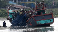 Nelayan tradisional Aceh menyiapkan dan membersihkan jaring untuk mencari ikan pascalibur memperingati bencana tsunami di Daerah Aliran Sungai (DAS) Krueng Aceh, Lampulo, Banda Aceh, Aceh. 