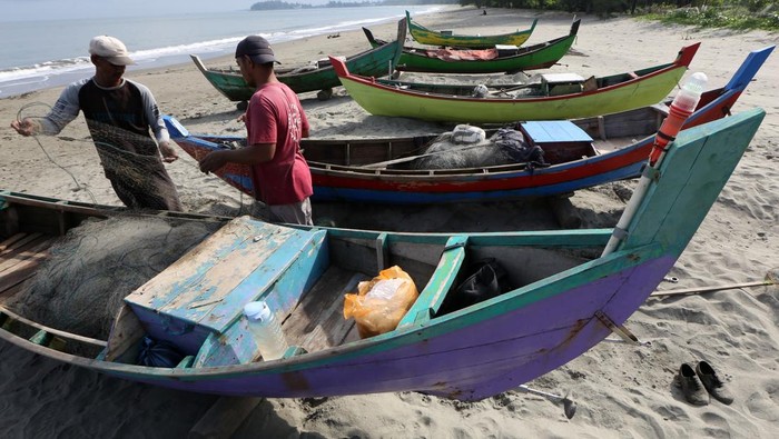 Nelayan Aceh Kembali Melaut Pascalibur Memperingati 20 Tahun Tsunami Nelayan tradisional Aceh menyiapkan dan membersihkan jaring untuk mencari ikan pascalibur memperingati bencana tsunami di pesisir pantai Lam Awe, Aceh Besar, Aceh, Sabtu (28/12/2024). Para nelayan kembali beraktivitas mencari ikan setelah libur untuk memperingati 20 tahun bencana gempa dan tsunami sesuai dengan ketentuan hukum adat laut Aceh yang menetapkan larangan melaut setiap tanggal 26 Desember. ANTARA FOTO / Irwansyah Putra/nz.