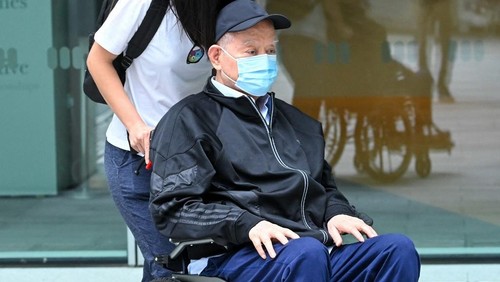 Singapores former oil tycoon Lim Oon Kuin arrives to be sentenced at the State Court in Singapore on November 18, 2024. The founder of a failed Singapore oil trading company will be sentenced on November 18, 2024 for cheating banking giant HSBC out of millions of dollars in one of the countrys most serious cases of fraud. (Photo by Roslan RAHMAN and ROSLAN RAHMAN / AFP)