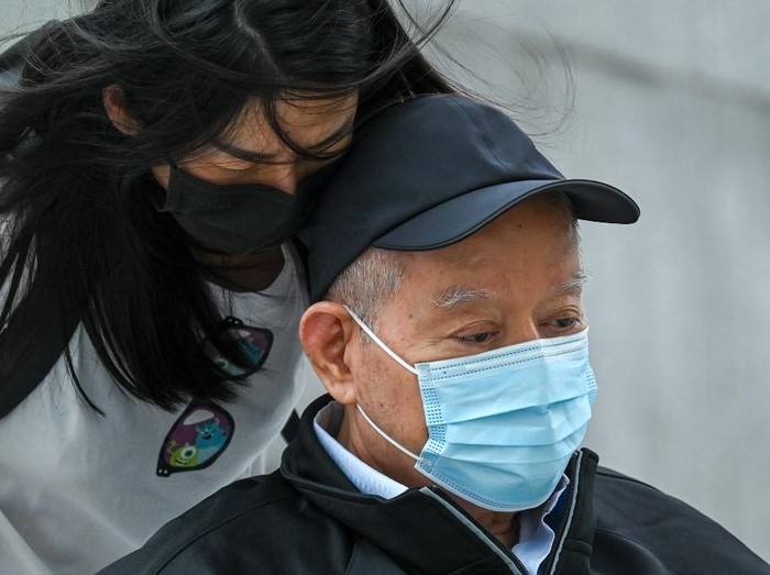 Singapores former oil tycoon Lim Oon Kuin arrives to be sentenced at the State Court in Singapore on November 18, 2024. The founder of a failed Singapore oil trading company will be sentenced on November 18, 2024 for cheating banking giant HSBC out of millions of dollars in one of the countrys most serious cases of fraud. (Photo by Roslan RAHMAN and ROSLAN RAHMAN / AFP)