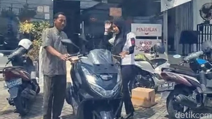 Pedagang air isi ulang beli motor tunai pakai uang koin.