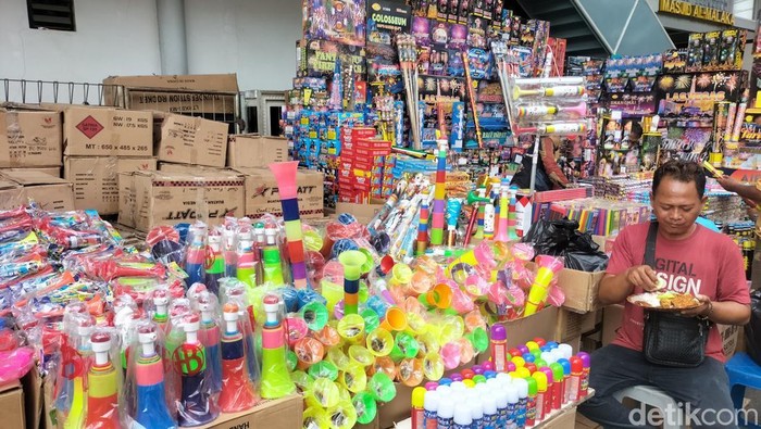 Pedagang terompet di Pasar Asemka Jakbar mengungkapkan penjualannya menurun dibanding tahun-tahun sebelumnya. (Maulani M/detikcom)