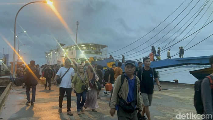 Sebanyak 18.215 orang tercatat turun di Pelabuhan Nusantara Parepare, Sulawesi Selatan (Sulsel) hingga H+2 Natal 2024.