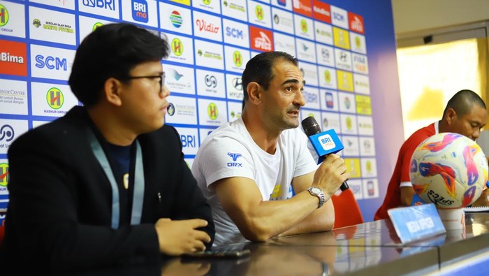 Pelatih PSIS, Gilbert Agius dalam sesi jumpa pers lawan Barito Putera, Sabtu (28/12/2024).
