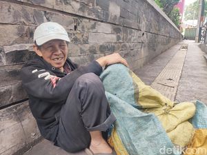 Kisah Pemulung Bandung: Mengais Rongsokan, Menyulam Harapan di 2025