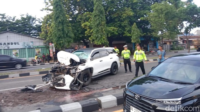 Penampakan Fortuner ringsek usai hantam bak truk di Monjali, Sleman, Sabtu (28/12/2024)