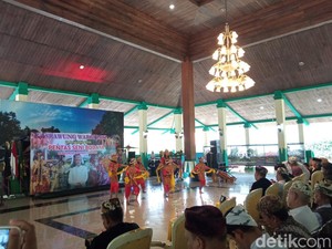 Tari Bedaya Pakungwati -Topeng Meriahkan Pentas Seni Keraton Kasepuhan