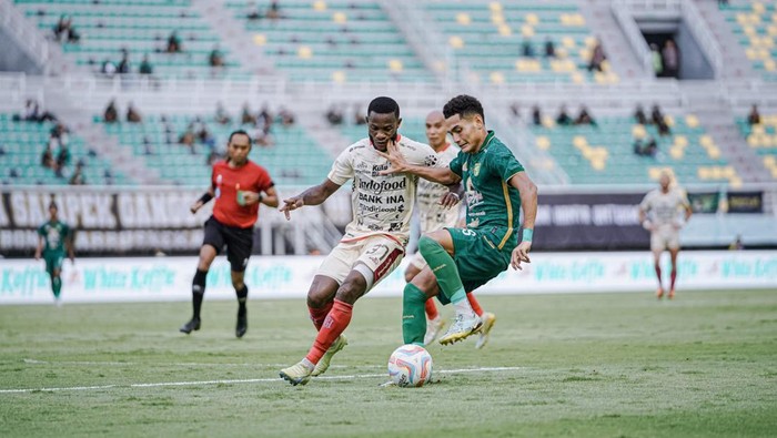 Pertandingan Bali United vs Persebaya Surabaya.