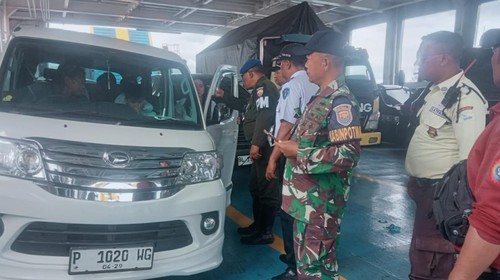 Petugas saat mengevakuasi penumpang yang menceburkan diri ke laut Selat Bali saat kapal berlayar dari Pelabuhan Ketapang menuju Pelabuhan Gilimanuk, Sabtu (28/12/2024). (Foto: Dok. Istimewa)