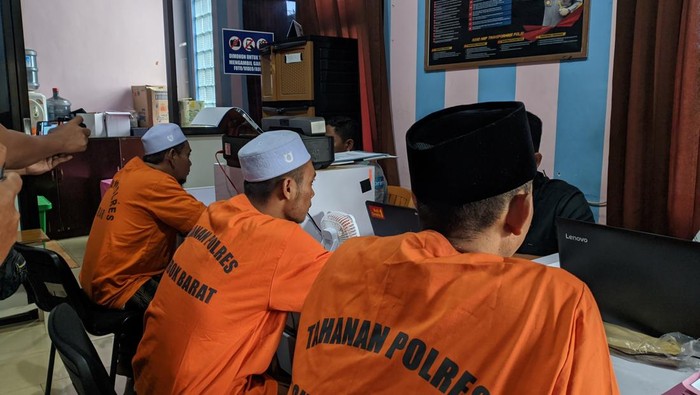 Pimpinan ponpes, anaknya, dan ustaz tersangka pencabulan dan persetubuhan santriwati di Lombok Barat, NTB, ditahan polisi, Sabtu (28/12/2024). (Ahmad Viqi/detikBali)