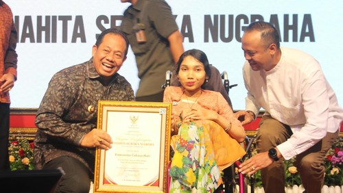 Pj Gubernur Bali, Sang Made Mahendra Jaya, menyerahkan penghargaan Bhawana Sewaka Nugraha dan Janahita Sewaka Nugraha untuk 17 penggiat lingkungan serta 25 yayasan dan komunitas kemanusiaan di rumah jabatannya, Jaya Sabha, Denpasar, Jumat (27/12/2024). (Dok. Pemprov Bali)