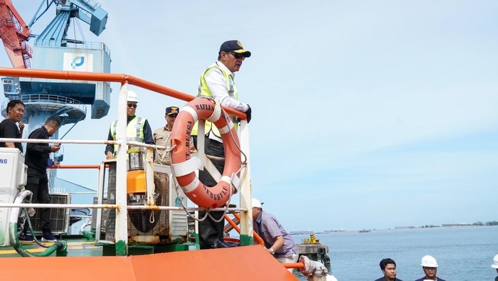 Plt Gubernur Bengkulu, Rosjonsyah mengecek Pelabuhan Pulau Baai.