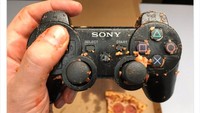 Entah bagaimana pria ini bisa nyaman bermain video game, tangannya yang sambil memegang pizza sama sekali tak dibersihkan ketika kembali bermain. Akhirnya gim konsolnya kotor berlumuran keju dan saus. Foto: Bored Panda