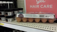 Pelanggan ini hampir saja membuat supermarket merugi. Ia yang tak jadi membeli telur dari lemari pendingin, mengembalikannya pada rak perawatan rambut dan berisiko membuat telurnya busuk. Foto: Bored Panda