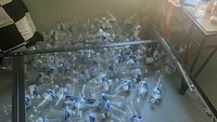 Saking malasnya membuang botol air mineral, seorang wanita dibuat terkejut dengan kebiasaan kekasihnya. Ada setumpuk botol minum plastik yang selama ini tertimbun di bawah kasur. Foto: Bored Panda