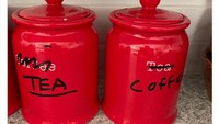 Bagi ibu yang satu ini, salah menuang teh dan kopi bukan masalah. Alih-alih menukar isian wadahnya, ia memilih untuk mencoret penanda pada penyimpanan dapur dan menuliskan nama bahan secara manual. Foto: Bored Panda