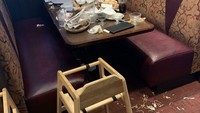 Sebuah keluarga datang ke restoran untuk menyantap makan malam. Setelah selesai makan, kekacauan dihadirkan tak hanya di meja tetapi juga berserakan sampai ke lantai. Foto: Bored Panda