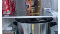 Suami pemalas membuat istrinya tepuk jidat saat membuka kulkas. Ia yang diminta menyimpan sup ke dalam kulkas memilih langsung memasukkan panci sekaligus agar tak repot memindahkan. Foto: Bored Panda
