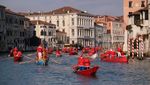 Potret Konvoi Sinterklas Menguasai Kanal-kanal di Venesia