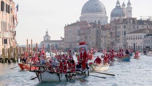 Potret Konvoi Sinterklas Menguasai Kanal-kanal di Venesia