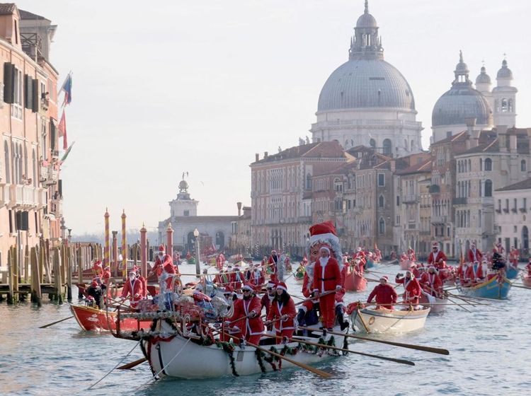 Potret Konvoi Sinterklas Menguasai Kanal-kanal di Venesia
