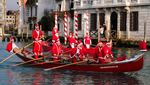 Potret Konvoi Sinterklas Menguasai Kanal-kanal di Venesia