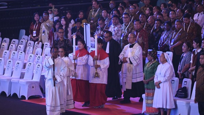 Potret Prabowo Hadiri Perayaan Natal Nasional 2024 di Indonesia Arena Presiden Prabowo Subianto (ketiga kanan) didampingi Wakil Presiden Gibran Rakabuming Raka (kanan) dan Menteri Agama Nasaruddin Umar (kedua kanan) menyapa peserta saat menghadiri acara Perayaan Natal Nasional 2024 di Indonesia Arena, GBK, Jakarta, Sabtu (28/12/2024). Perayaan Natal nasional 2024 mengangkat tema Marilah Sekarang Kita Pergi ke Betlehem. ANTARA FOTO/Muhammad Adimaja/foc.