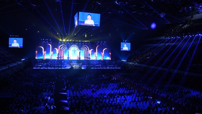 Potret Prabowo Hadiri Perayaan Natal Nasional 2024 di Indonesia Arena Presiden Prabowo Subianto (ketiga kanan) didampingi Wakil Presiden Gibran Rakabuming Raka (kanan) dan Menteri Agama Nasaruddin Umar (kedua kanan) menyapa peserta saat menghadiri acara Perayaan Natal Nasional 2024 di Indonesia Arena, GBK, Jakarta, Sabtu (28/12/2024). Perayaan Natal nasional 2024 mengangkat tema Marilah Sekarang Kita Pergi ke Betlehem. ANTARA FOTO/Muhammad Adimaja/foc.