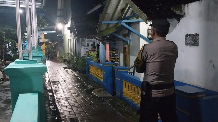 Proses penggeledahan rumah di Garut yang diduga milik terduga teroris yang ditangkap polisi di Tasik