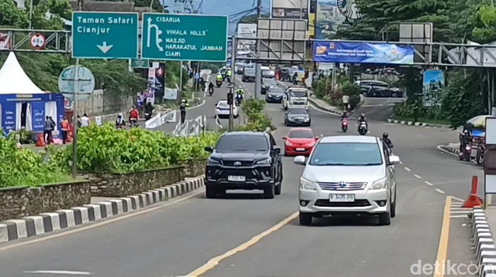 Puncak arah Jakarta diberlakukan one way, Sabtu (28/12/2024) siang ini.